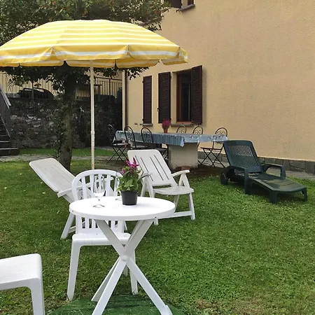 Directly On The Lake Paganini Flats In شقة *
